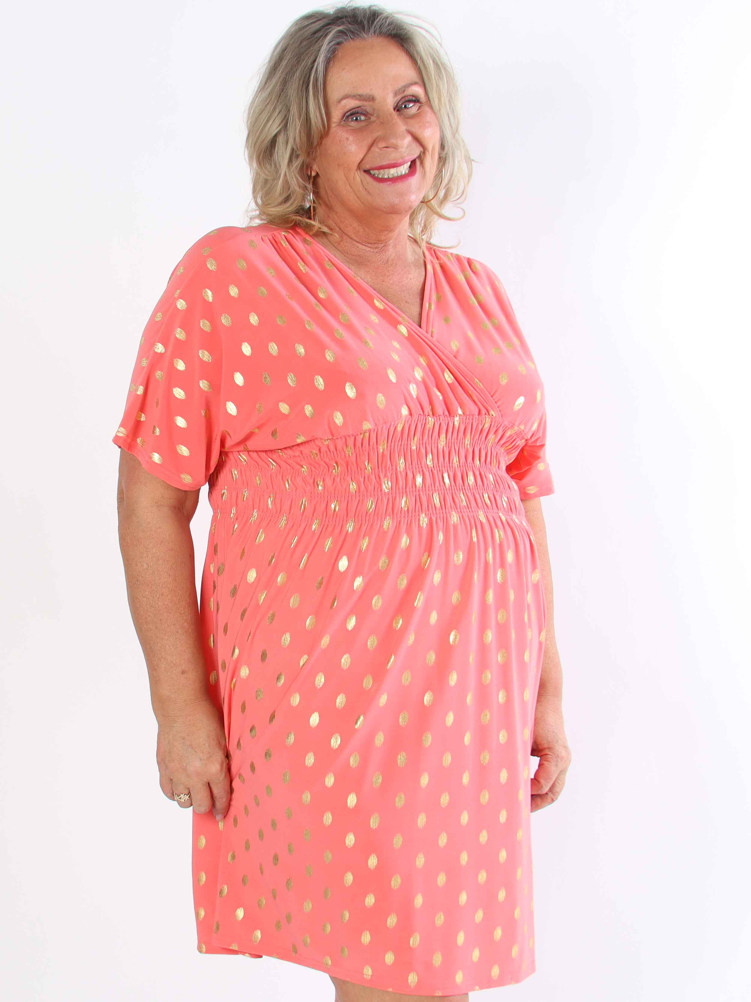 Pams Dot Short - Elastisk klänning i plus size med guldprickar